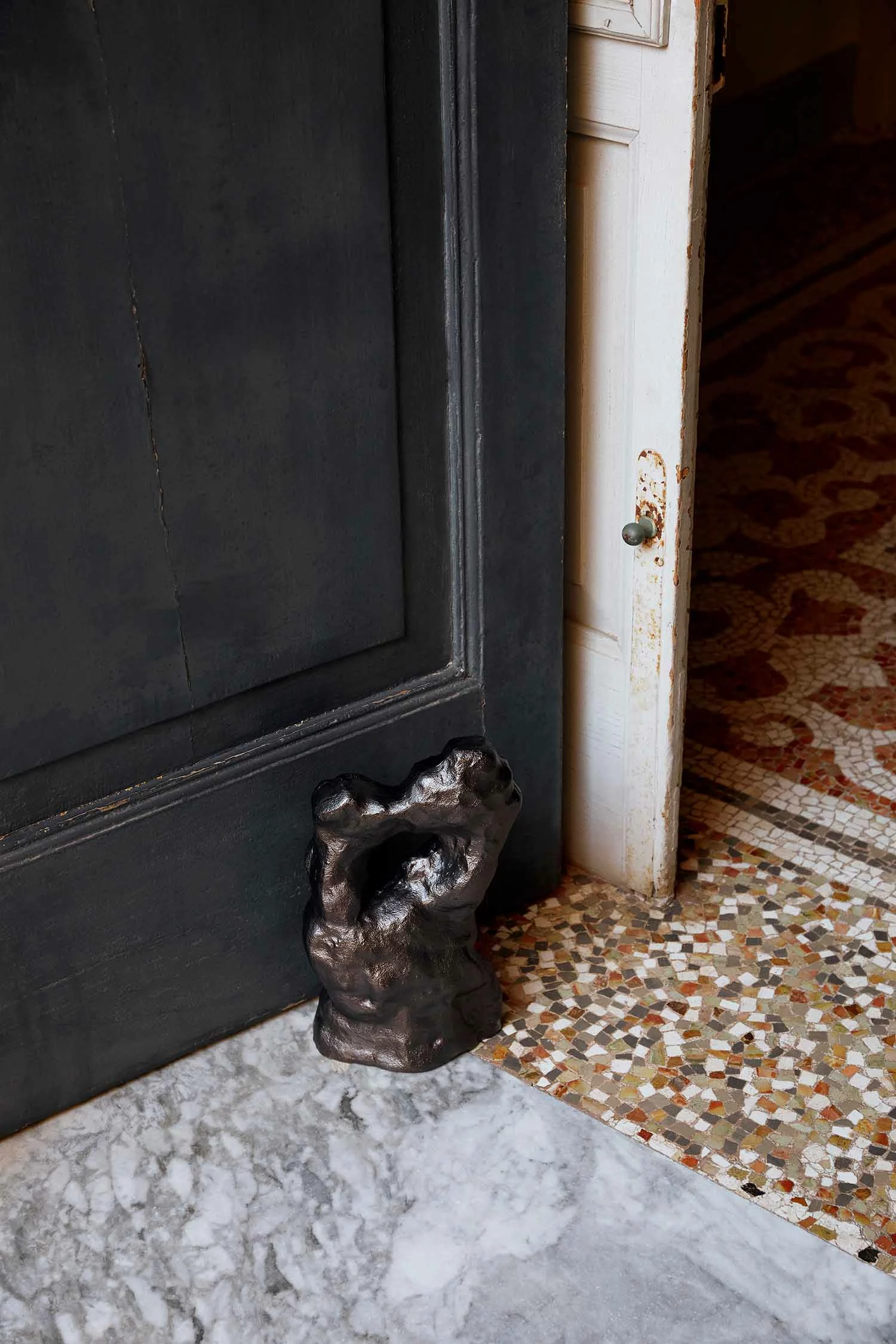 Ferm LIVING Grotto Piece Veistos Musta 4 Ferm LIVING Grotto Piece Veistos Musta - Image 4