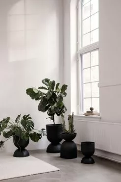 Ferm LIVING Hourglass Pot Medium, Black/Dark Grey 10 Ferm LIVING Hourglass Pot Medium, Black/Dark Grey -Julisteet Sales Store ferm living hourglass pot 1