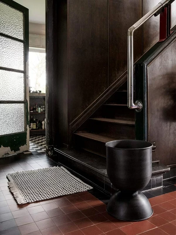 Ferm LIVING Hourglass Pot Large, Black/Dark Grey 3 Ferm LIVING Hourglass Pot Large, Black/Dark Grey - Image 3