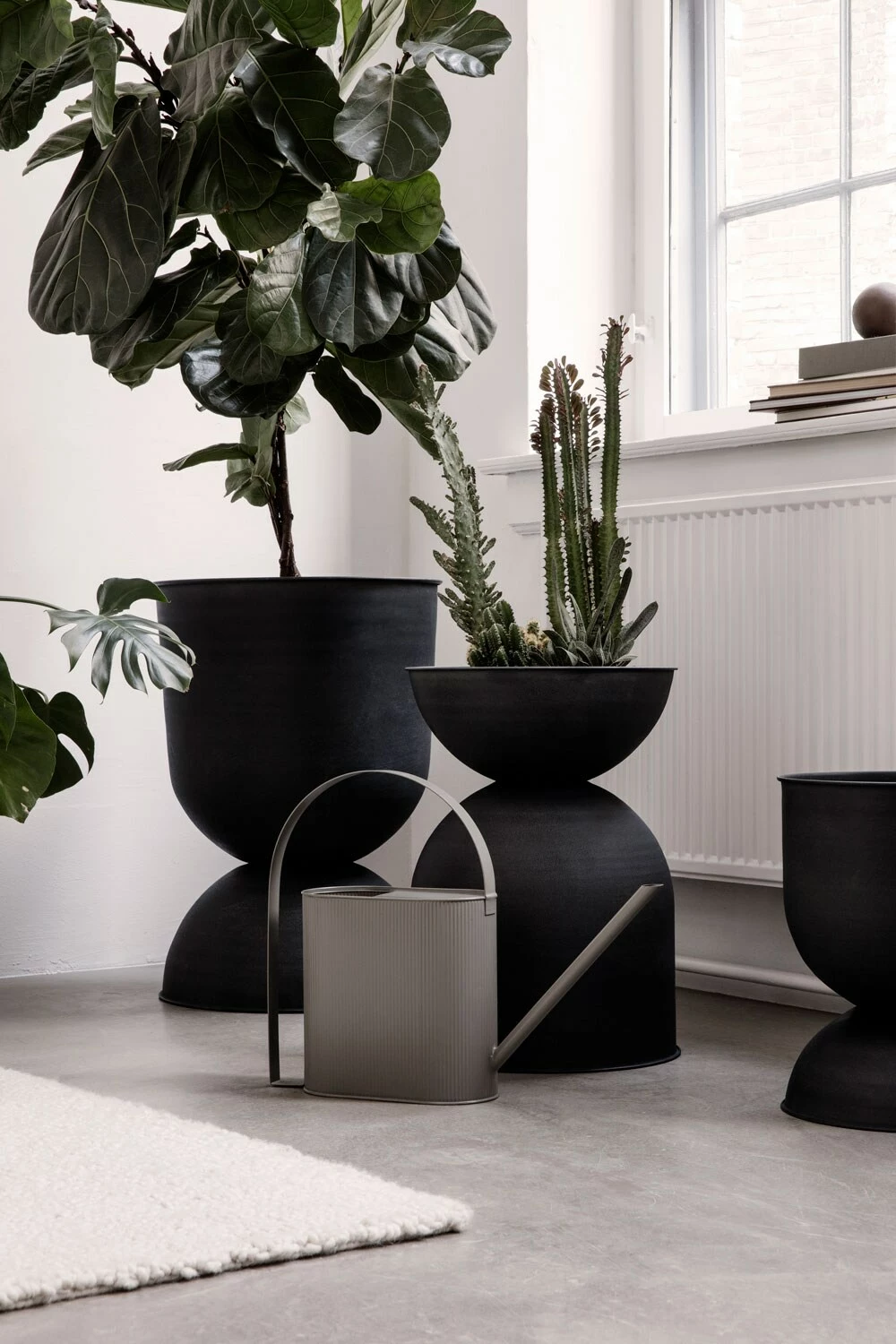 Ferm LIVING Hourglass Pot Medium, Black/Dark Grey 6 Ferm LIVING Hourglass Pot Medium, Black/Dark Grey - Image 6