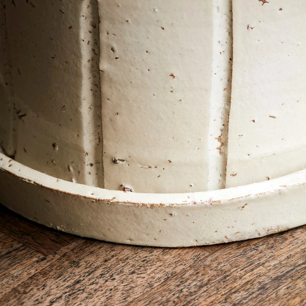 House Doctor Julian Ruukku Pikkulautasella 22 Cm, Beige 4 House Doctor Julian Ruukku Pikkulautasella 22 Cm, Beige - Image 4