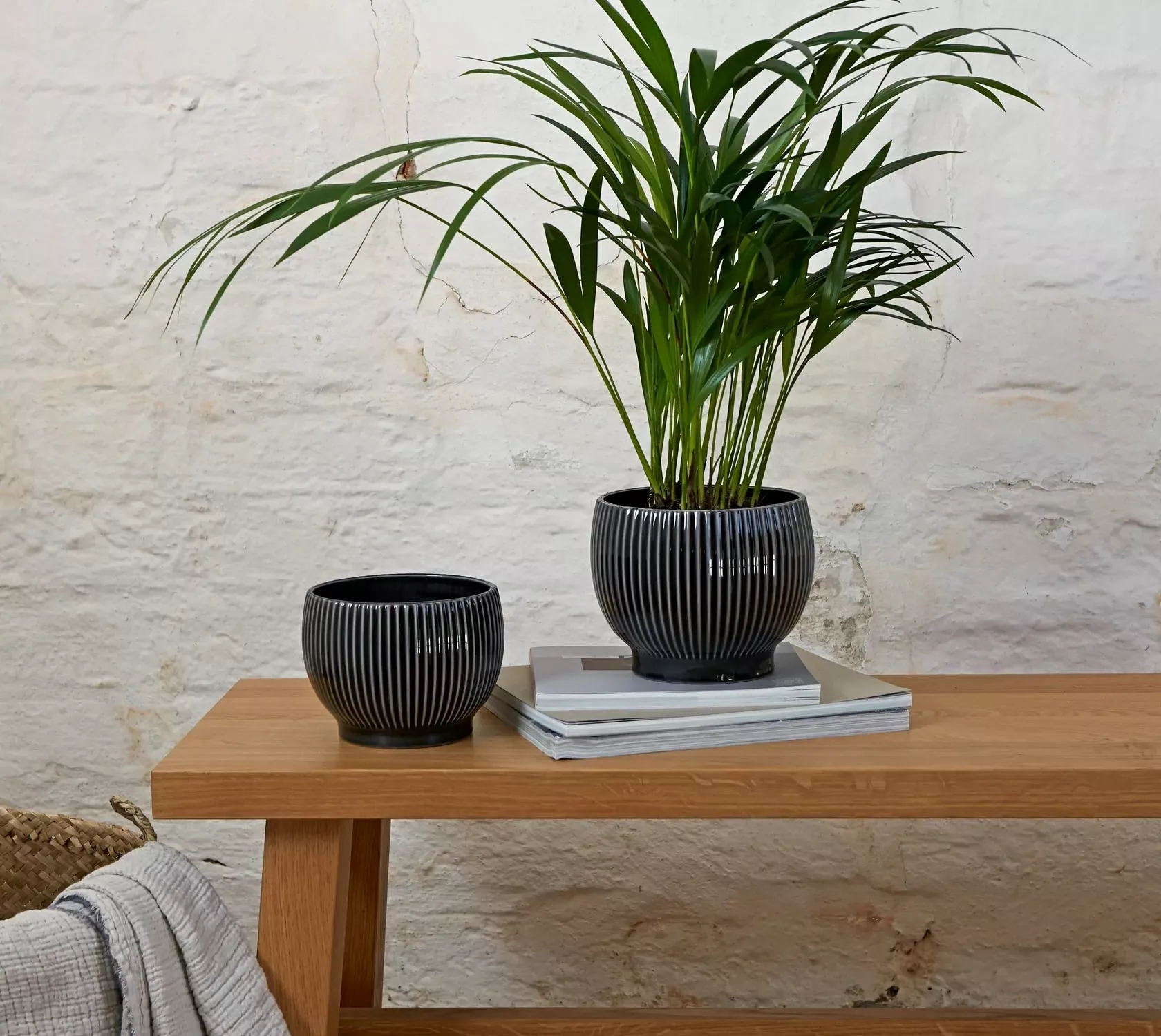 Knabstrup Keramik Ulkoruukku Uurteinen Ø14,5 Cm, Musta 2 Knabstrup Keramik Ulkoruukku Uurteinen Ø14,5 Cm, Musta - Image 2